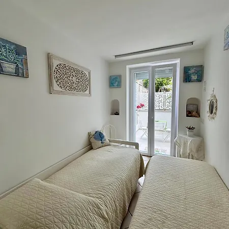 Apollo Bed & Breakfast 4*