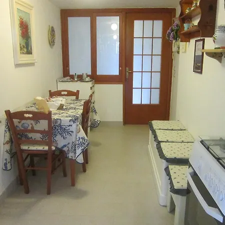 Apollo Bed and Breakfast 4*