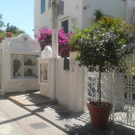 Apollo לינה וארוחת בוקר