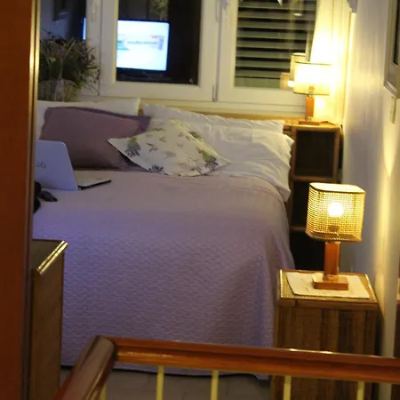 Apollo לינה וארוחת בוקר